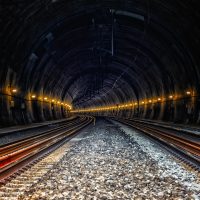 小组成员在通勤地铁上用手机测试开奖查询页面加载速度，车厢灯光偏冷